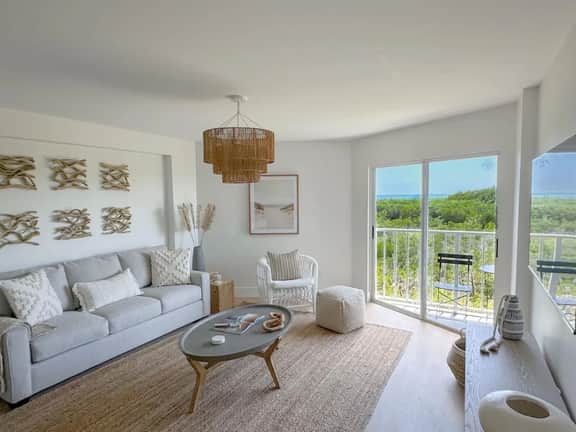 Serene Oceanfront Keys Condo - Image 3